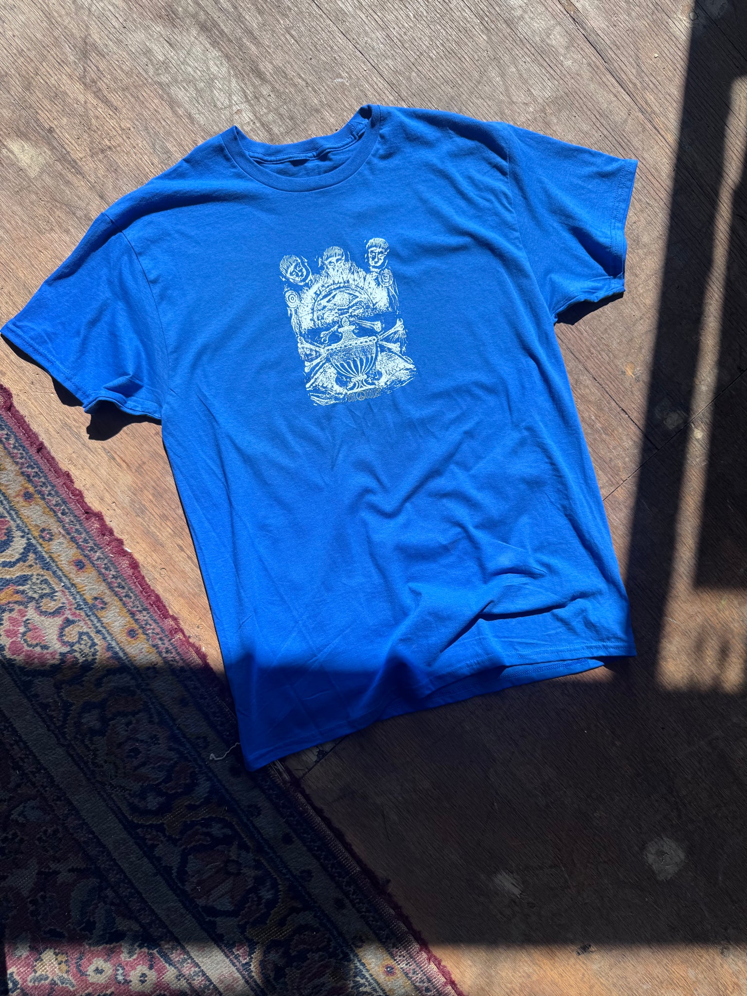 Grave mind royal and white